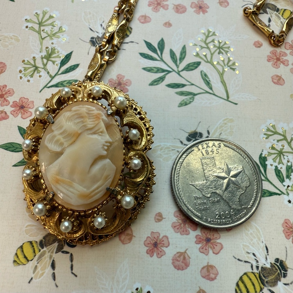 Vintage FLORENZA Shell Cameo Pendant Brooch Necklace Gold Tone - Picture 8 of 11